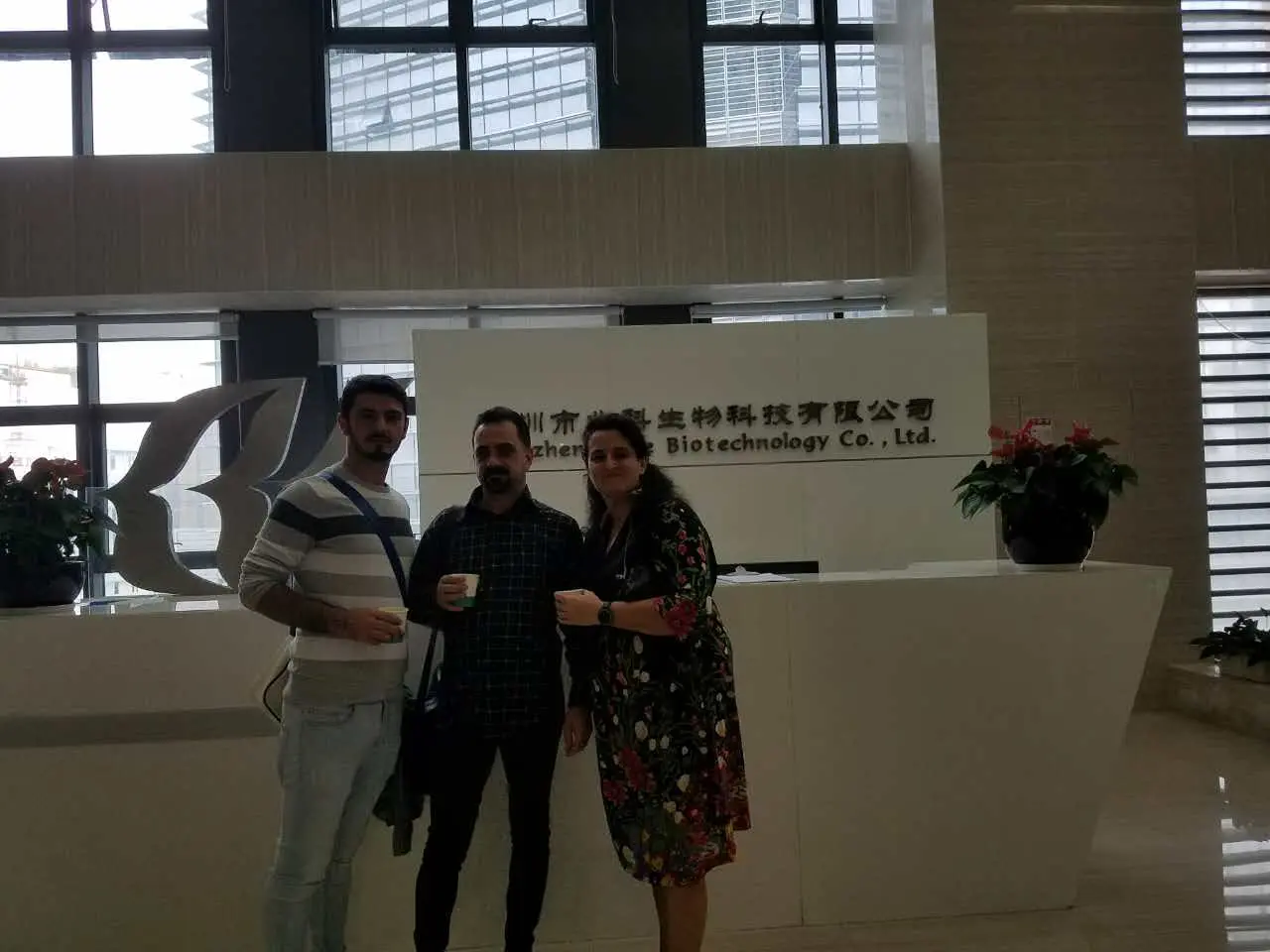 Il paziente rumeno Ovidiu Simion e la rappresentante Alina nella sede centrale di Beike