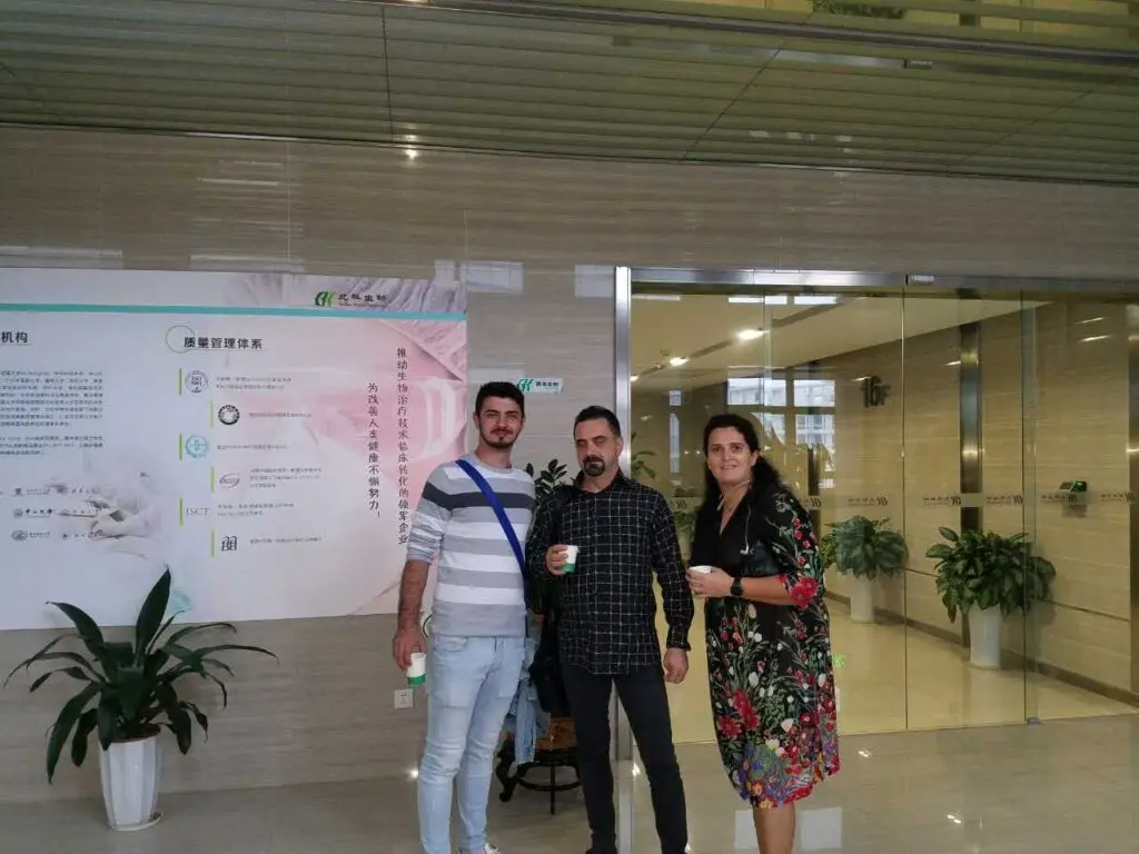 Ovidiu Simion e suo figlio con Alina nell'ufficio di Beike.