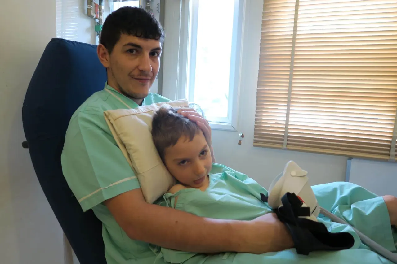 Enzo Thompson e suo padre prima di entrare nella camera di ossigenoterapia