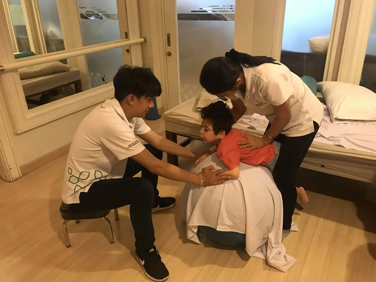Samuel lavora sul movimento della testa in fisioterapia