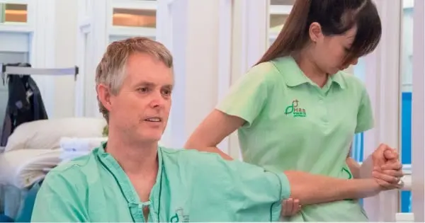 Jack Pearce con l'infermiera del BBH durante la terapia