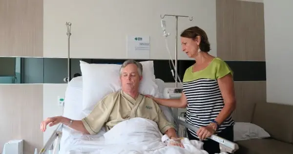 Jack Pearce con la moglie in ospedale