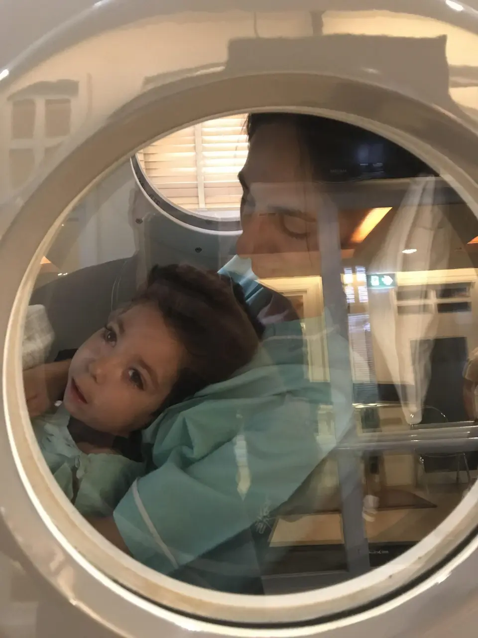 Ecco un'immagine di Samuel che fa un giro nella camera di ossigenoterapia iperbarica