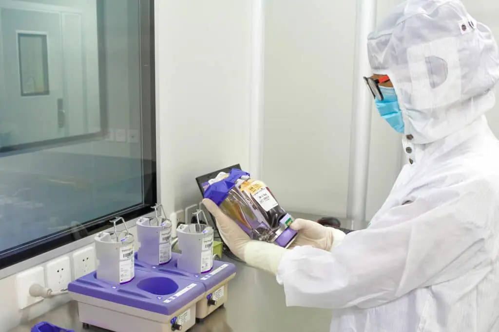 Tecnico che analizza un pacchetto di cellule staminali presso il laboratorio Beike