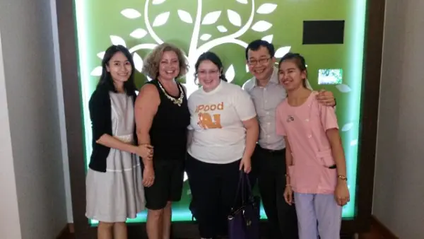 Marina Alonzo con lo staff del BBH durante il suo secondo trattamento per la ONH SOD